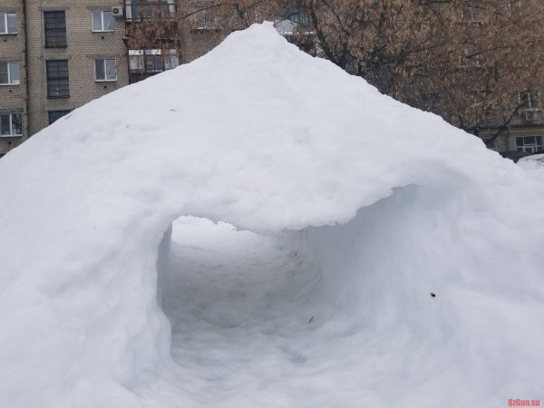 Даже крыши внутрь провалились.